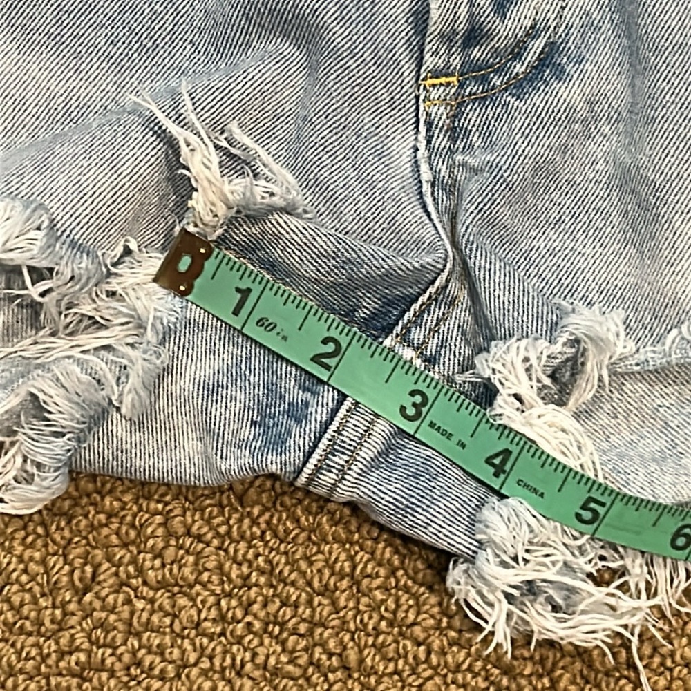AGOLDE Women's Parker Vintage Distressed Denim Shorts size 25 Button Fly - Picture 14 of 14
